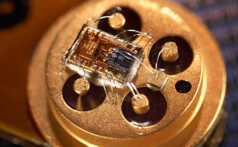 intel-photonic-chip-2.jpg