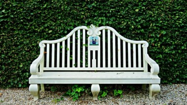 5 Must-Have Outdoor Furniture Pieces for Entertaining Guests